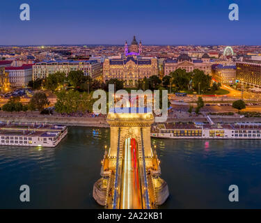 Kettenbrücke in Budapest, Ungarn. Donau mit Booten. Am Abend wird der Verkehr mit leichten Wanderwegen. Stockfoto