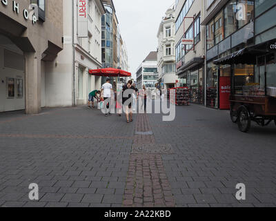 BONN, Deutschland - ca. August 2019: Menschen im Zentrum der Stadt Stockfoto