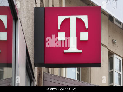 BONN, Deutschland - ca. August 2019: Deutsche Telekom unterzeichnen Stockfoto