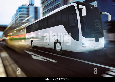 Weißen Bus schnell auf dem Weg in eine moderne Stadt mit Lichteffekt Stockfoto