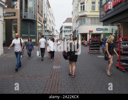 BONN, Deutschland - ca. August 2019: Menschen im Zentrum der Stadt Stockfoto