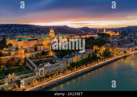 Sonnenuntergang über der Burg von Buda mit cloudly Sky Stockfoto