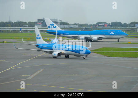 AMSTERDAM, NIEDERLANDE, 30. SEPTEMBER 2017: Boeing 737-8 K2 und Boeing 747-400m von KLM Royal Dutch Airlines auf dem Flugplatz Flughafen Schiphol Stockfoto