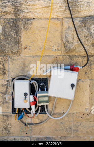 Electric Power Box mit Kabeln und Drähten an Außenwand Stockfoto