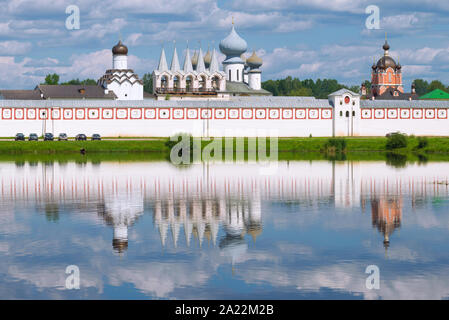 Blick auf die Kuppeln der tichwin Annahme Kloster auf einem Juli sonniger Tag. Region Leningrad, Russland Stockfoto
