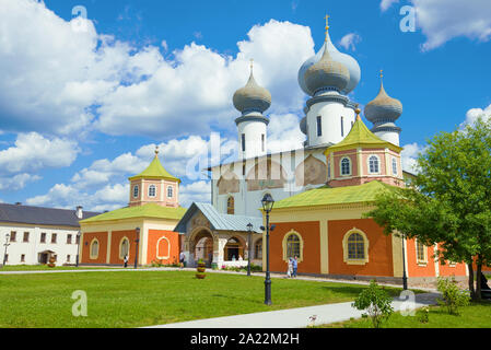 Tichwin, Russland - Juli 12, 2018: Alte Kathedrale an einem sonnigen Juli Tag. Tikhvinsky Annahme Kloster Stockfoto