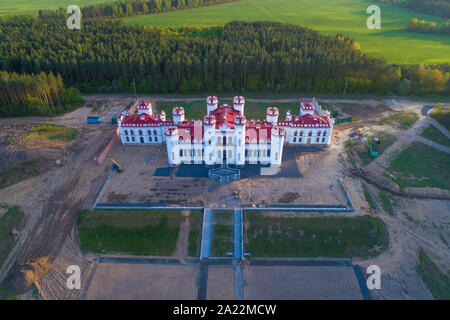 Blick auf das alte restaurierte Puslowski Schloss - Palast auf ein April Abend (Luftaufnahmen). Kosovo, Belarus Stockfoto