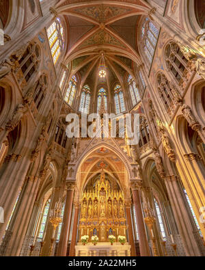 Innen mit schöner Aussicht auf die berühmten neo-gotischen Votivkirche (Votivkirche) in Wien Stockfoto