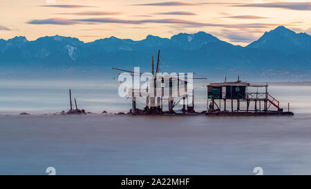 Fischerhaus mit einem Netz über dem Meer in Marina di Pisa, Toskana, Italien Stockfoto