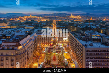 Weihnachtsmarkt in der Front von St. Stephan Basilika Budapest. Die schönsten europäischen Weihnachtsmarkt in 2019. Stockfoto