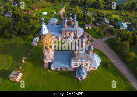 Ansicht von oben auf die alte Kirche im Dorf Parskoe auf einem September Nachmittag (Luftaufnahmen). Ivanovo Gebiet, Russland Stockfoto