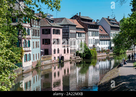 Strasbourg Petite France, Fluss und Touristen. La Petite France befindet sich in einem historischen Viertel der Stadt Stockfoto