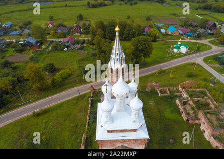 Kuppeln der Fürsprache Kirche close-up auf Ein Tag im September (Schießen aus einem quadrocopter). Das Dorf Dunilovo. Ivanovo Gebiet, Russland Stockfoto