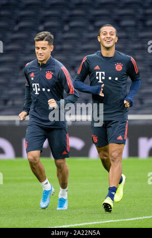 London, Großbritannien. 30 Sep, 2019. Fussball: Champions League, Tottenham Hotspur - FC Bayern München, Gruppenphase, Gruppe B, 2. Spieltag, Training FC Bayern in Tottenham Hotspur Stadion. Philippe Coutinho (l) und Thiago vom FC Bayern München über die Tonhöhe. Credit: Matthias Balk/dpa/Alamy leben Nachrichten Stockfoto