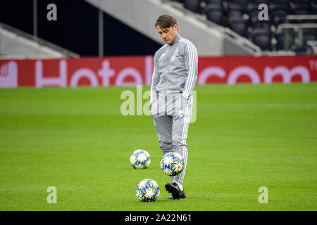 London, Großbritannien. 30 Sep, 2019. Fussball: Champions League, Tottenham Hotspur - FC Bayern München, Gruppenphase, Gruppe B, 2. Spieltag, Training FC Bayern in Tottenham Hotspur Stadion. Trainer Niko Kovac vom FC Bayern München beobachtet das Training. Credit: Matthias Balk/dpa/Alamy leben Nachrichten Stockfoto