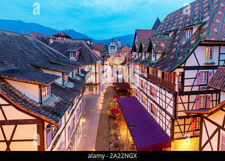 Blaue Stunde in Colmar Tropicale im Berjaya Hills, Bukit Tinggi Pahang Stockfoto