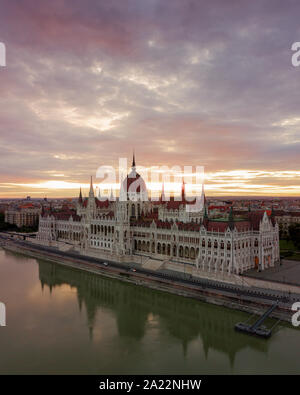 Ungarischen Parlament in fantastischen fallen Morgen leuchtet. Stockfoto