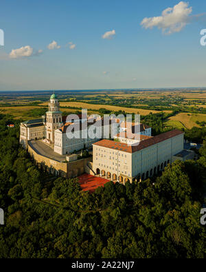 Fantastische arieal Video von Pannonhalama Benediktinerabtei in Ungarn. Erstaunliche historische Gebäude mit einer schönen Kirche und Bibliothek. Beliebte Turist Stockfoto