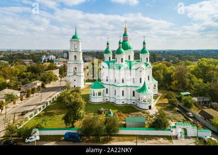 Luftaufnahme von Dom von der Geburt der Heiligen Mutter Gottes in Tschernigow Kozelets Stadt, Region, in der Ukraine. Kathedrale gebaut in der ukrainischen Bar Stockfoto