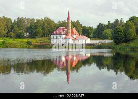 Blick auf das Priorat Palast mit Reflexion an einem bewölkten Tag im September. Gatschina, Russland Stockfoto