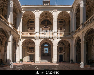 Zugang zum Innenhof der Allgemeinen Archiv der Marine in der Palast des Marquis von Santa Cruz ist ein Gebäude in der Gemeinde Viso de entfernt Stockfoto