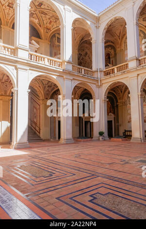 Viso del Marques, SPANIEN - 28. September 2019: Zugang zum Innenhof der Allgemeinen Archiv der Marine in der Palast des Marquis von Santa Cruz ist ein b Stockfoto