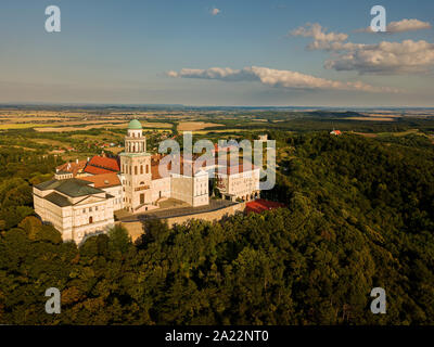 Fantastische arieal Video von Pannonhalama Benediktinerabtei in Ungarn. Erstaunliche historische Gebäude mit einer schönen Kirche und Bibliothek. Beliebte Turist Stockfoto