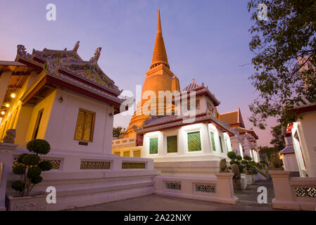 Dämmerung in den Buddhistischen Tempel Wat Bowonniwet Vihara. Bangkok, Thailand Stockfoto