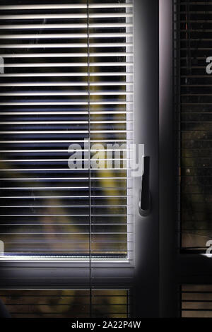 Für die Lüftung Kunststoff Fenster mit Jalousien am Abend öffnen Stockfoto