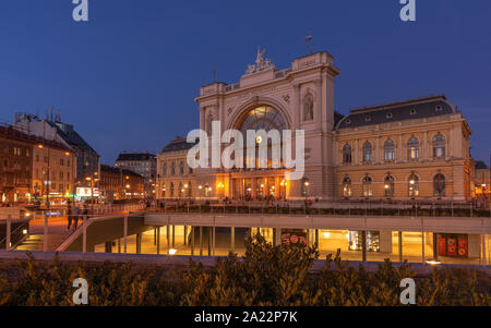 Eastern Railway Station in Budapest. Blaue Stunde, city lights Stockfoto