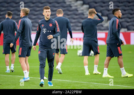 London, Großbritannien. 30 Sep, 2019. Fussball: Champions League, Tottenham Hotspur - FC Bayern München, Gruppenphase, Gruppe B, 2. Spieltag, Training FC Bayern in Tottenham Hotspur Stadion. Ivan Perisic vom FC Bayern München überquert die Tonhöhe während einer Trainingseinheit. Credit: Matthias Balk/dpa/Alamy leben Nachrichten Stockfoto