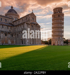 Pisa Altstadt suqare mit Turm von Pisa, Pisa Dom und Baptisterium Kirche Stockfoto