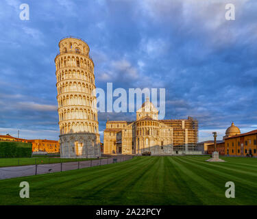 Pisa Altstadt suqare mit Turm von Pisa, Pisa Dom und Baptisterium Kirche Stockfoto