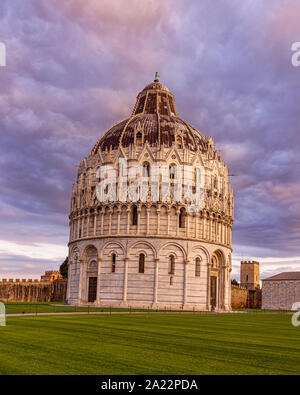 Pisa Altstadt suqare mit Turm von Pisa, Pisa Dom und Baptisterium Kirche Stockfoto