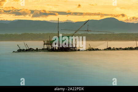 Fischerhaus mit einem Netz über dem Meer in Marina di Pisa, Toskana, Italien Stockfoto