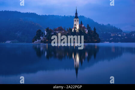 Malerische Aussicht auf die Insel im Bleder See mit Wallfahrtskirche Mariä Himmelfahrt der Maria. Slowenien, Europa. Sehr beliebtes Touristenziel in Sl Stockfoto