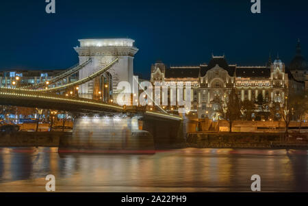 Kettenbrücke und Gresham Palace Budapest. Erstaunlich citycscape in der blauen Stunde. Stockfoto