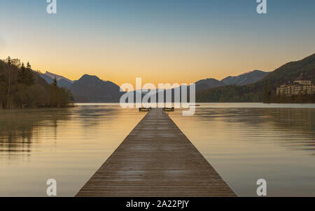 Atemberaubende lange Pier am See in Österreich mit schönen Morgen leuchtet Stockfoto