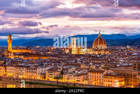 Erstaunlich das Stadtbild von Florenz in Abend. Die Kuppel des Doms und Arno enthalten Stockfoto