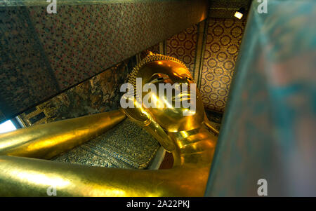 Liegende Buddha im Wat Pho, Bangkok. Gigantische 46 Meter lange Statue. Stockfoto