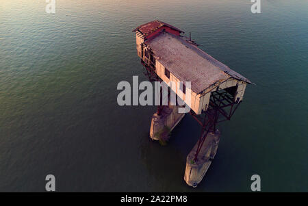 Abgebrochene Kohle Lader in die Donau in der Nähe der Stadt Esztergom. Stockfoto