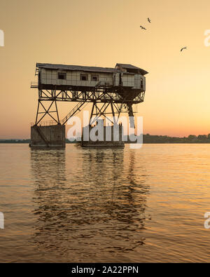 Abgebrochene Kohle Lader in die Donau in der Nähe der Stadt Esztergom. Stockfoto