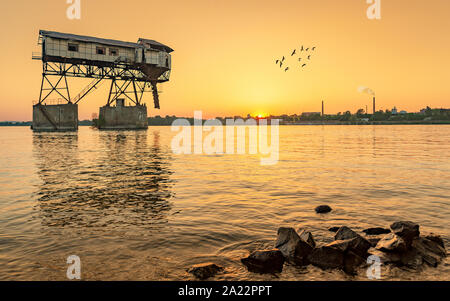 Abgebrochene Kohle Lader in die Donau in der Nähe der Stadt Esztergom. Stockfoto