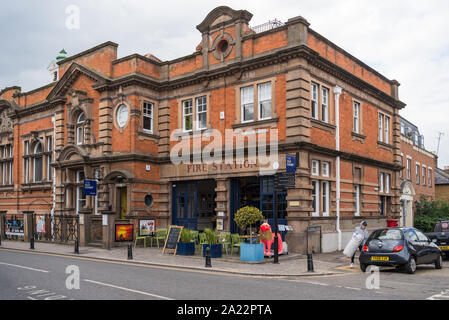 Das alte Gericht Kunst Raum, früher der Magistrat Gericht und Polizei und Feuerwehr, St. Leonards Road, Windsor, Berkshire, England, Großbritannien Stockfoto