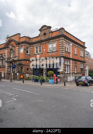 Das alte Gericht Kunst Raum, früher der Magistrat Gericht und Polizei und Feuerwehr, St. Leonards Road, Windsor, Berkshire, England, Großbritannien Stockfoto