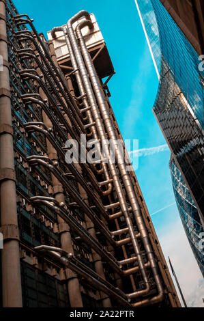 Blick nach oben der Lloyd's Building in Londons Finanzviertel, das Gebäude im Jahr 1986 abgeschlossen wurde, Stockfoto