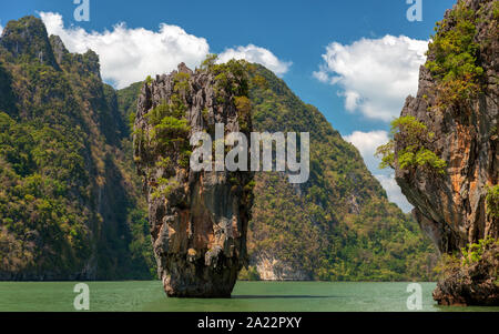 James Bond Insel in Thailand. Spezielle Form Stein im Meer. Beliebtes Reiseziel in Thailand. Stockfoto