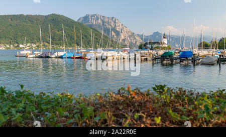 Port in Gmunden, Österreich. Süße kleine See in den Alpen. Stockfoto