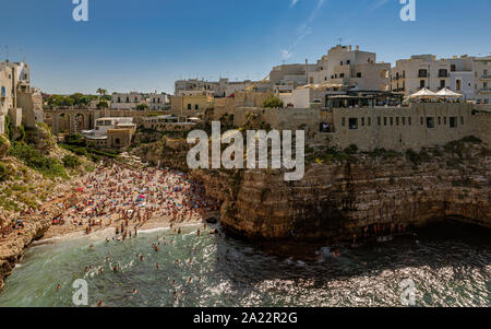 Sonnenuntergang an der Cala Paura Golf mit Bastione di Santo Stefano und Lama Monachile Strand im Hintergrund, Apulien, Italien, Provinz von Bari Stockfoto