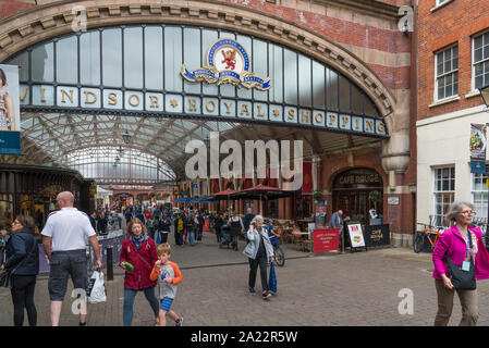 Menschen auf einen Samstag Einkaufen in Windsor Royal Shopping Arcade. Stockfoto